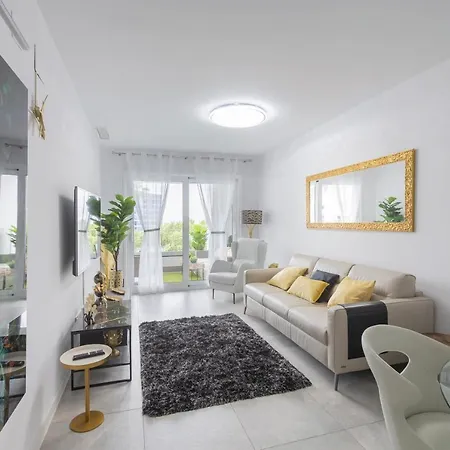 Luxury Brand New 2-bedroom Apartment, 3 Min Walk To The Beach! דירה *