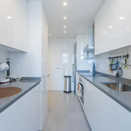 Luxury Brand New 2-bedroom Apartment, 3 Min Walk To The Beach! דירה *