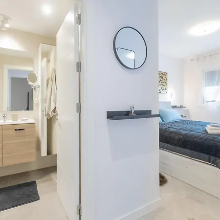 Luxury Brand New 2-bedroom Apartment, 3 Min Walk To The Beach! דירה *