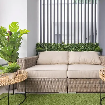 Luxury Brand New 2-bedroom Apartment, 3 Min Walk To The Beach!