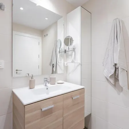 Luxury Brand New 2-bedroom Apartment, 3 Min Walk To The Beach! דירה מארבלה