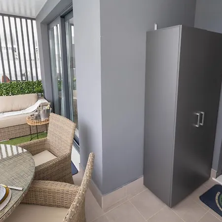Luxury Brand New 2-bedroom Apartment, 3 Min Walk To The Beach! * מארבלה