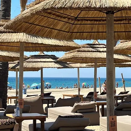 Luxury Brand New 2-bedroom Apartment, 3 Min Walk To The Beach! アパート *