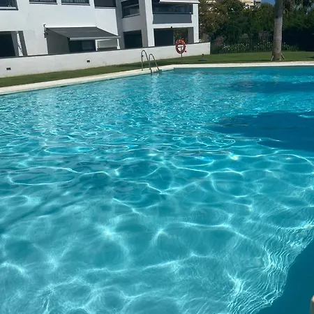 דירה Luxury Brand New 2-bedroom Apartment, 3 Min Walk To The Beach! מארבלה