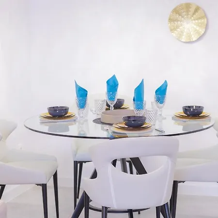 Luxury Brand New 2-bedroom Apartment, 3 Min Walk To The Beach! Lejlighed