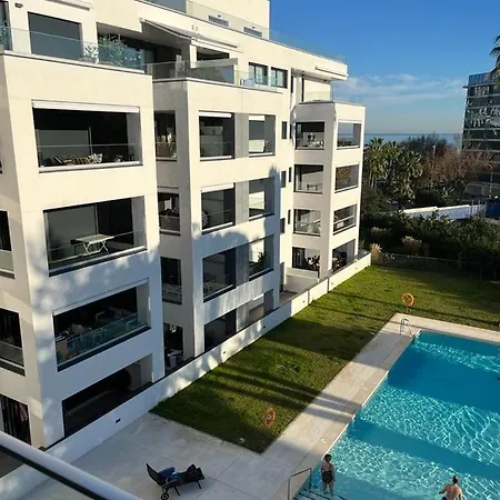 Luxury Brand New 2-bedroom Apartment, 3 Min Walk To The Beach!