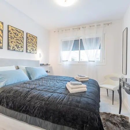 Luxury Brand New 2-bedroom Apartment, 3 Min Walk To The Beach!