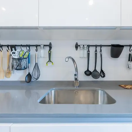 Apartment Luxury Brand New 2-bedroom Apartment, 3 Min Walk To The Beach!