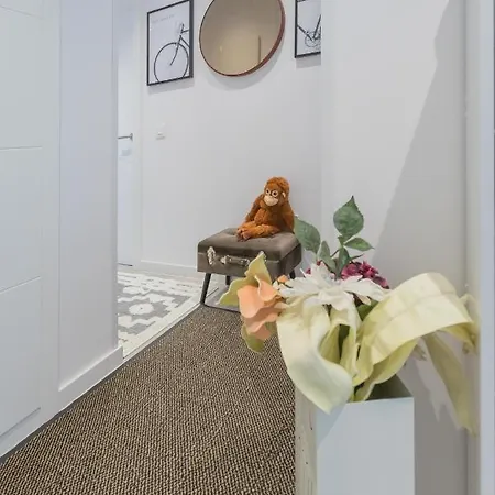 Luxury Brand New 2-bedroom Apartment, 3 Min Walk To The Beach!