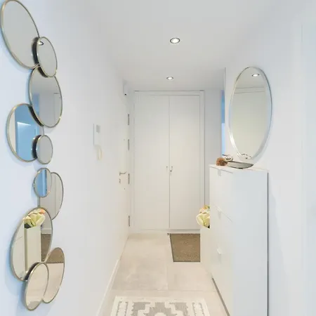 Luxury Brand New 2-bedroom Apartment, 3 Min Walk To The Beach! Apartment