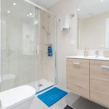 아파트 Luxury Brand New 2-bedroom Apartment, 3 Min Walk To The Beach!