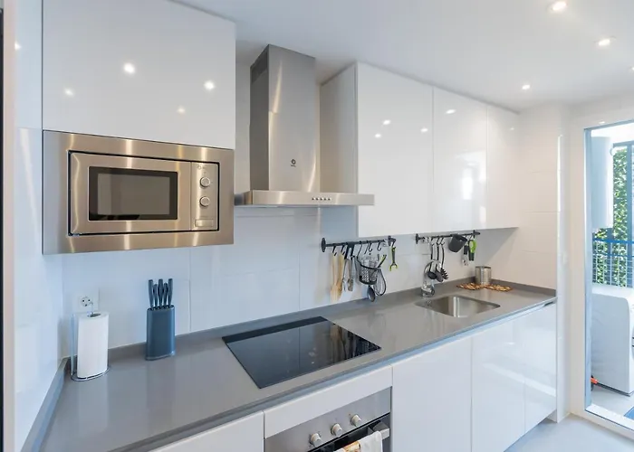 Lejlighed Luxury Brand New 2-bedroom Apartment, 3 Min Walk To The Beach!