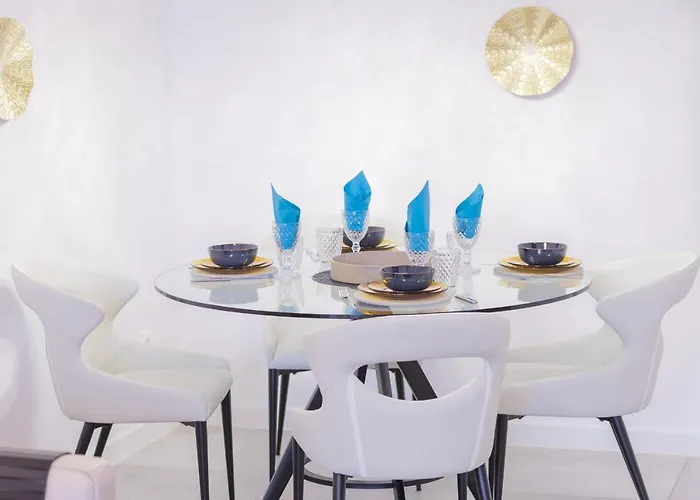 Luxury Brand New 2-bedroom Apartment, 3 Min Walk To The Beach! Lejlighed