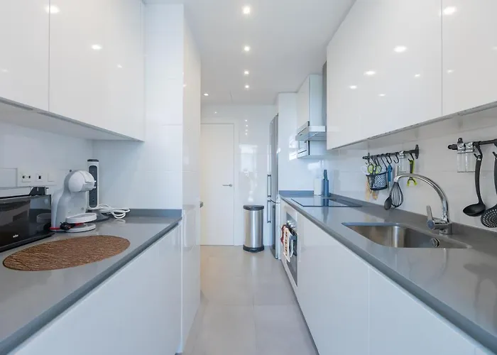 Luxury Brand New 2-bedroom Apartment, 3 Min Walk To The Beach! Apartamento *