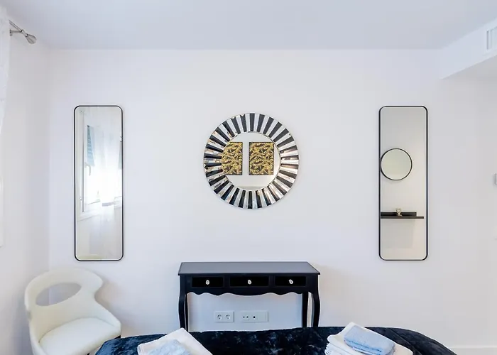 Luxury Brand New 2-bedroom Apartment, 3 Min Walk To The Beach! * ماربيا