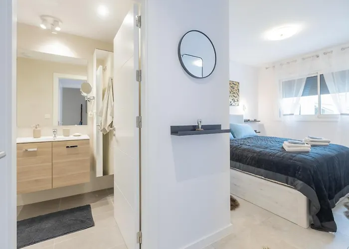 Luxury Brand New 2-bedroom Apartment, 3 Min Walk To The Beach! شقة *