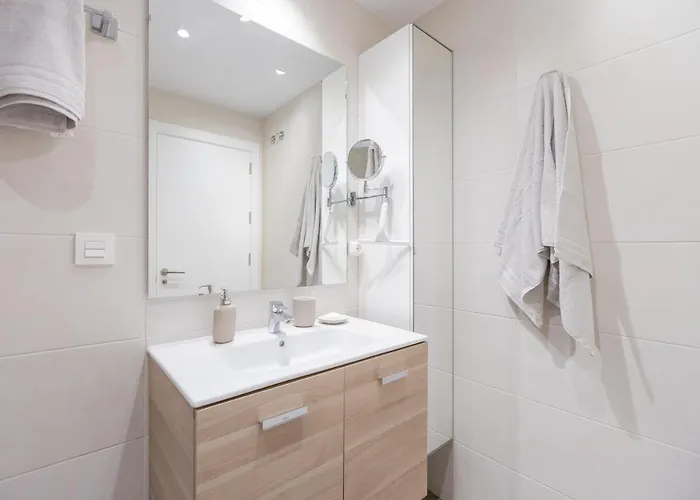 Luxury Brand New 2-bedroom Apartment, 3 Min Walk To The Beach! شقة ماربيا