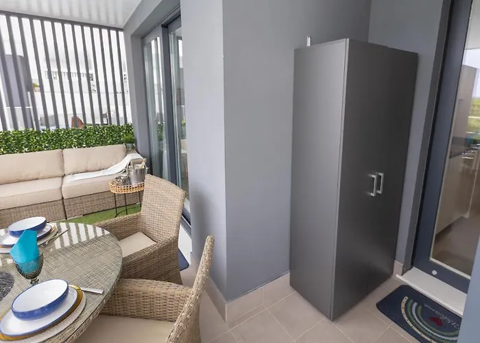 Luxury Brand New 2-bedroom Apartment, 3 Min Walk To The Beach! * ماربيا
