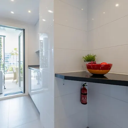 Luxury Brand New 2-bedroom Apartment, 3 Min Walk To The Beach! Apartament *