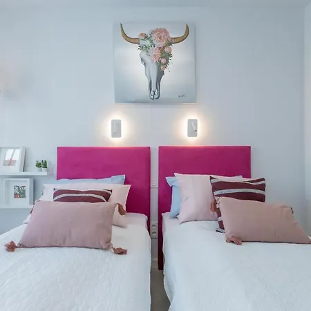 Luxury Brand New 2-bedroom Apartment, 3 Min Walk To The Beach! *