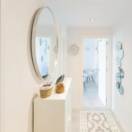 Luxury Brand New 2-bedroom Apartment, 3 Min Walk To The Beach!