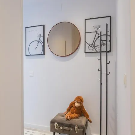 Luxury Brand New 2-bedroom Apartment, 3 Min Walk To The Beach! *