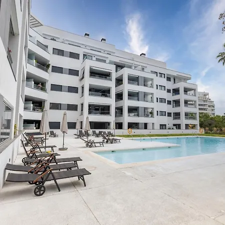 Luxury Brand New 2-bedroom Apartment, 3 Min Walk To The Beach! *