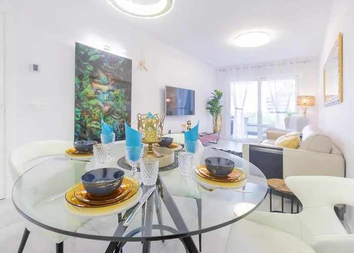 Apartmán Luxury Brand New 2-bedroom Apartment, 3 Min Walk To The Beach!