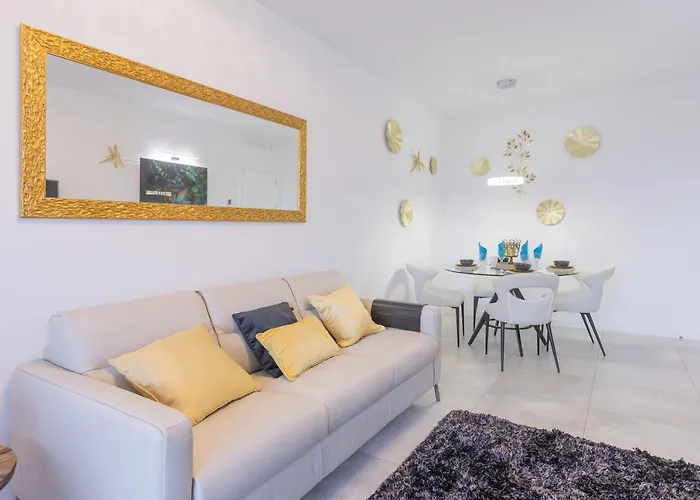 Apartmán Luxury Brand New 2-bedroom Apartment, 3 Min Walk To The Beach! *