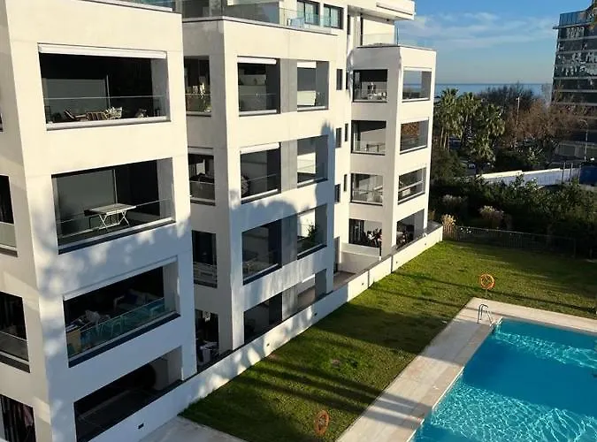 Luxury Brand New 2-bedroom Apartment, 3 Min Walk To The Beach!