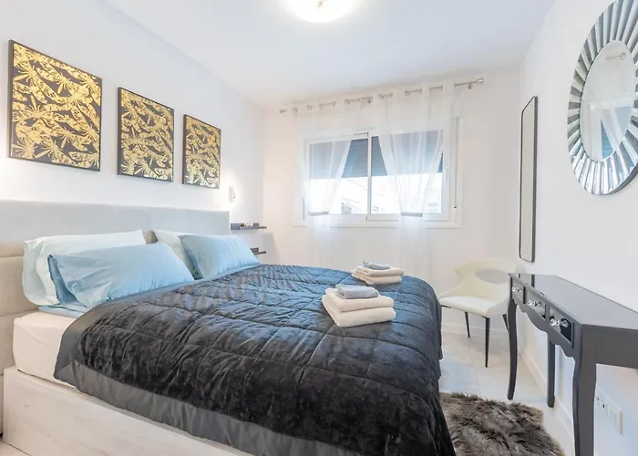 Luxury Brand New 2-bedroom Apartment, 3 Min Walk To The Beach!