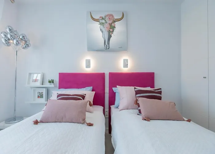 Luxury Brand New 2-bedroom Apartment, 3 Min Walk To The Beach! *