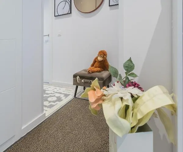 Luxury Brand New 2-bedroom Apartment, 3 Min Walk To The Beach!