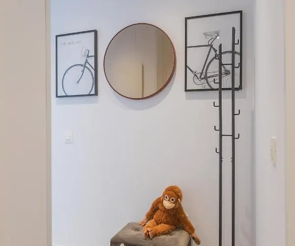 Luxury Brand New 2-bedroom Apartment, 3 Min Walk To The Beach! *