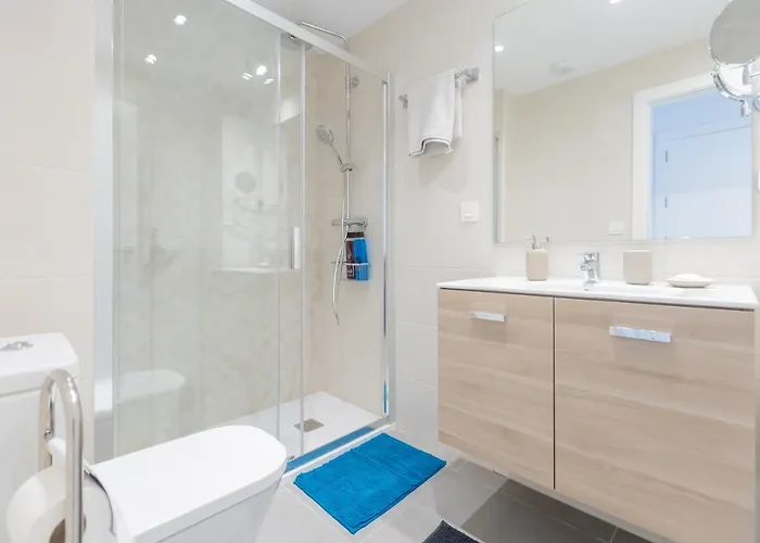 Apartmán Luxury Brand New 2-bedroom Apartment, 3 Min Walk To The Beach!