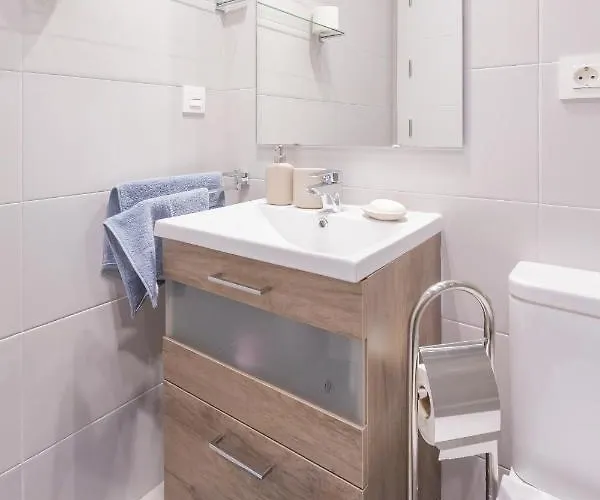 Apartmán Luxury Brand New 2-bedroom Apartment, 3 Min Walk To The Beach! *