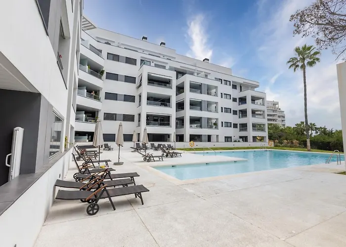 Luxury Brand New 2-bedroom Apartment, 3 Min Walk To The Beach! *